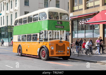 Un bus à impériale Leyland Titan PD2 d'époque devant Costa Coffee à George Square à Glasgow, le 2nd juin 2019, partie d'une journée portes ouvertes GVVT Banque D'Images