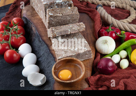 La viande rôtie turc ( kavurma ) sur table en bois. La cuisine turque ; oeufs, bunch tomate, piment, oignon, avec Kavurma. Banque D'Images