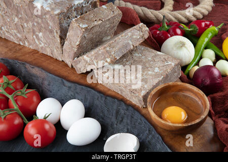 La viande rôtie turc ( kavurma ) sur table en bois. La cuisine turque ; oeufs, bunch tomate, piment, oignon, avec Kavurma. Banque D'Images