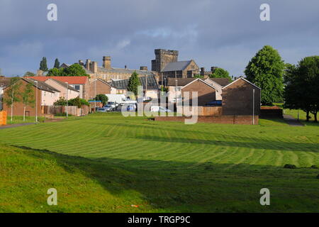 Holdforth Gardens à Leeds, est une rue qui sauvegarde de l'habitat sur Armley Catégorie B prison. Banque D'Images