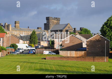 Holdforth Gardens à Leeds, est une rue qui sauvegarde de l'habitat sur Armley Catégorie B prison. Banque D'Images