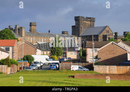 Holdforth Gardens à Leeds, est une rue qui sauvegarde de l'habitat sur Armley Catégorie B prison. Banque D'Images