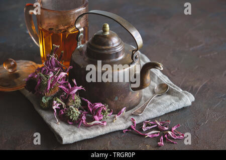 Tasse de thé échinacée sain, sec et herbes échinacée vintage théière. Banque D'Images