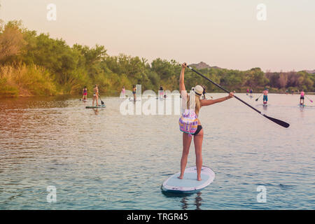 Paddle Boarding Girl on the Salt River SUP Banque D'Images