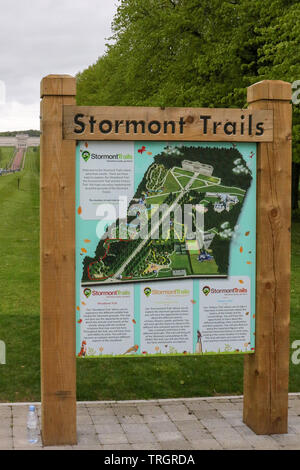 Carte d'information à Stormont Belfast donnant des détails de sentiers et promenades dans le parc du Stormont Estate. Banque D'Images