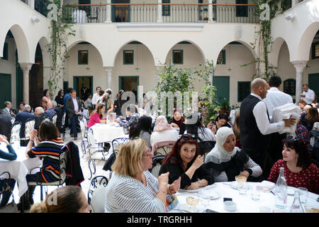 Les tunisiens ayant déjeuner à Fondouk El Attarine - un restaurant gastronomique servant une cuisine tunisienne traditionnelle dans la Médina de Tunis, Tunisie. Banque D'Images