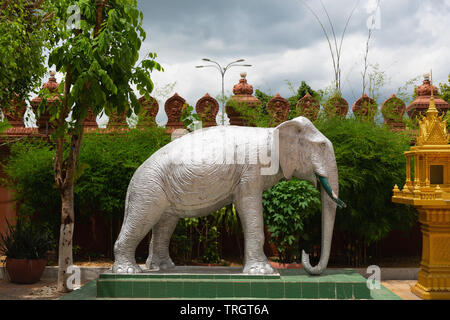 L'éléphant d'argent statue au Wat Ounalom, Phnom Penh, Cambodge, Indochine, Asie du Sud, Asie Banque D'Images