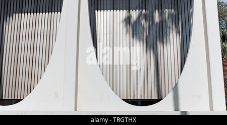 L'ombre d'un palmier est projetée sur l'architecture moderniste du milieu du siècle du bâtiment historique de Chase Bank à Palm Springs, Californie. Banque D'Images