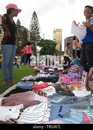 Caracas, Venezuela 09-07-2017 : des gens qui font des vêtements troc en place publique. Banque D'Images