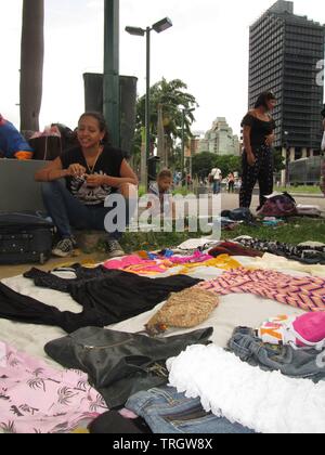 Caracas, Venezuela 09-07-2017 : des gens qui font des vêtements troc en place publique. Banque D'Images