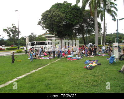 Caracas, Venezuela 09-07-2017 : des gens qui font des vêtements troc en place publique. Banque D'Images