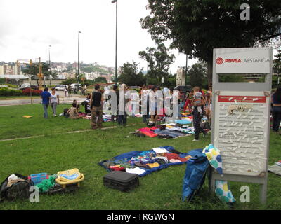 Caracas, Venezuela 09-07-2017 : des gens qui font des vêtements troc en place publique. Banque D'Images