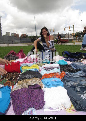 Caracas, Venezuela 09-07-2017 : des gens qui font des vêtements troc en place publique. Banque D'Images