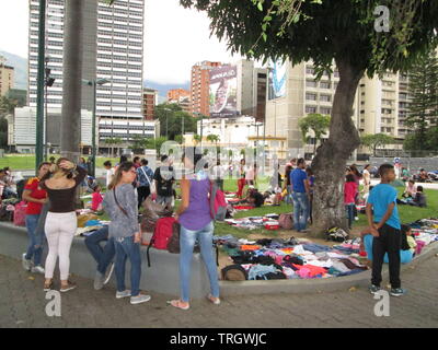 Caracas, Venezuela 09-07-2017 : des gens qui font des vêtements troc en place publique. Banque D'Images