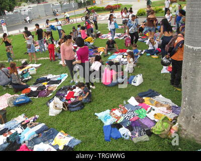 Caracas, Venezuela 09-07-2017 : des gens qui font des vêtements troc en place publique. Banque D'Images