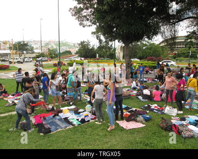 Caracas, Venezuela 09-07-2017 : des gens qui font des vêtements troc en place publique. Banque D'Images