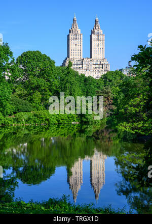 New York, États-Unis, 2 juin 2019. L'emblématique San Remo bâtiment se reflète sur un étang à New York City's Central Park. Credit : Enrique Shore/Alamy Stock Banque D'Images
