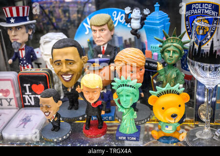 New York, États-Unis, 15 mai 2019. Des statues d'Abraham Lincoln, Barack Obama, Donald Trump, King Kong et la Statue de la liberté dans la fenêtre d'une boutique pour t Banque D'Images