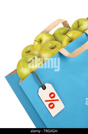 Sac d'épicerie avec des pommes isolé sur fond blanc Banque D'Images