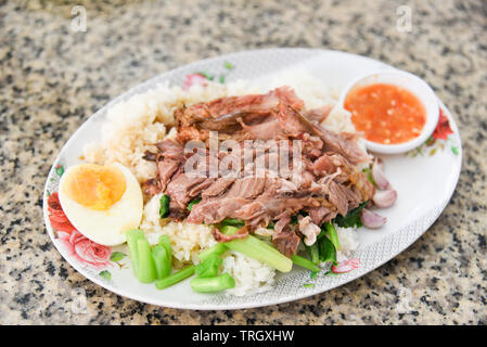 Ragoût de porc et de chou chinois de jambe avec sauce douce style sauce chinoise sur la plaque avec l'oeuf Banque D'Images