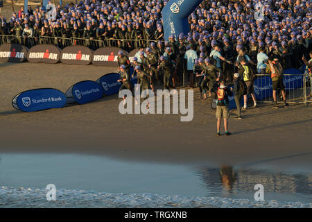 Groupe de triathlètes élite lancer une jambe, 2019, Standard Bank, Ironman, 70,3, Durban, KwaZulu-Natal, Afrique du Sud, les gens, la plage, le sport, la course Banque D'Images