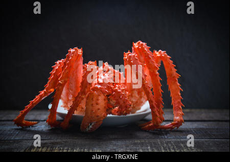 King Crabe cuiseur vapeur cuit la nourriture sur la plaque de la mer avec un arrière-plan foncé / rouge crabe de l'Alaska Hokkaido Banque D'Images
