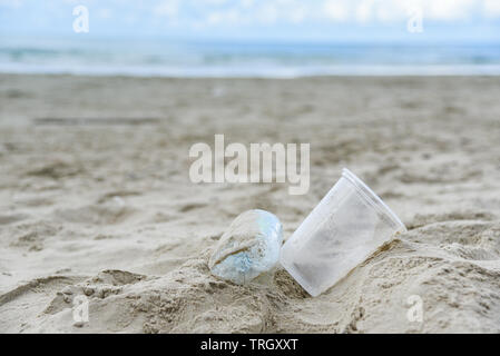 Les déchets dans la mer avec bouteille en plastique , tasse en plastique et boîte de mousse sur sable plage mer sale sur l'île / problème de pollution de l'environnement ordures Banque D'Images