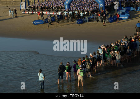 Durban, Afrique du Sud, les concurrents du triathlon court de départ pour une jambe, 2019, Ironman 70.3, le sport, les gens, la plage, la concurrence Banque D'Images