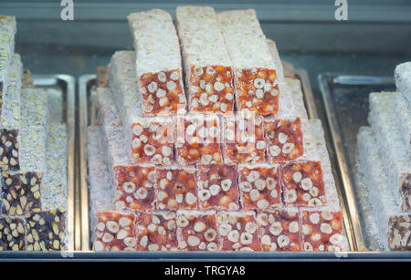 Pile de loukoum à un vendeur de bonbons à Istanbul, Turquie Banque D'Images