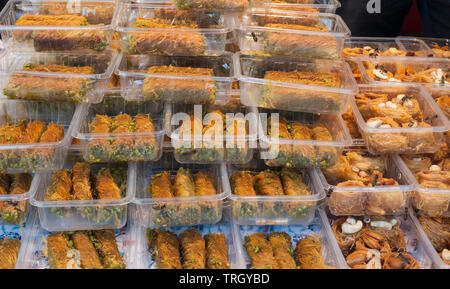 Les plateaux de baklava à la vente à un marché d'Istanbul Banque D'Images