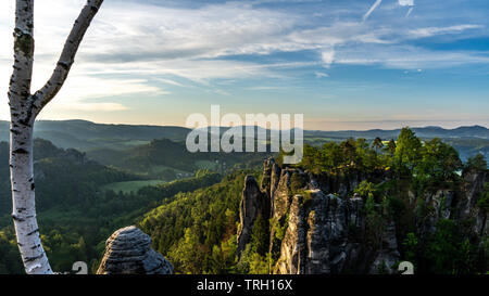 Vue sur les roches de grès et les montagnes au lever du soleil de trail à pont bastion dans la Suisse saxonne, Allemagne Banque D'Images