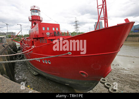 Lightship LV93 at Trinity Buoy Wharf, London, UK. Le bateau-phare désaffecté est amarré à côté du phare de la Trinity House près de la Tamise Banque D'Images