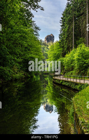 Vue sur le rocher de grès schwedenloecher trail dans la Suisse saxonne, Allemagne Banque D'Images