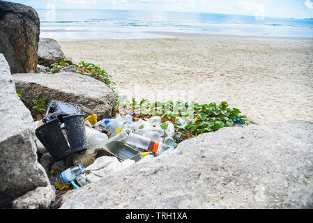 Les déchets dans la mer avec sac bouteille en plastique et autres déchets de sable de plage mer sale sur l'île / problème de l'environnement la pollution des ordures en plastique Banque D'Images