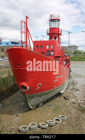 Lightship LV93 at Trinity Buoy Wharf, London, UK. Le bateau-phare désaffecté est amarré à côté du phare de la Trinity House près de la Tamise Banque D'Images