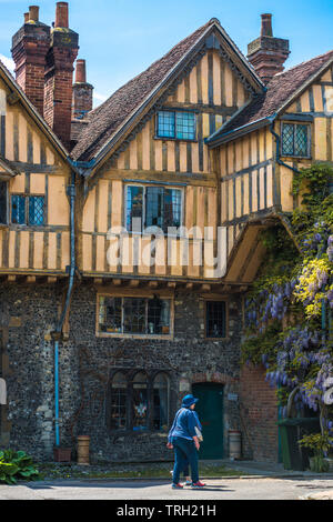 Cadre en bois de style Tudor bâtiment à côté de l'église cathédrale, porte close, Winchester, Hampshire, Angleterre, Royaume-Uni Banque D'Images