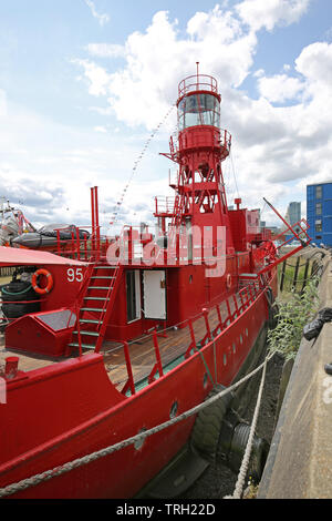 Lightship LV93 at Trinity Buoy Wharf, London, UK. Le bateau-phare désaffecté est amarré à côté du phare de la Trinity House près de la Tamise Banque D'Images