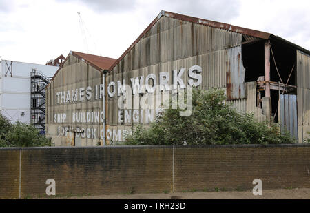 Thames Iron Works, un riverside à l'abandon de la réparation et de l'entrepôt en cale sèche sur la Tamise à Canning Town, Londres. Banque D'Images