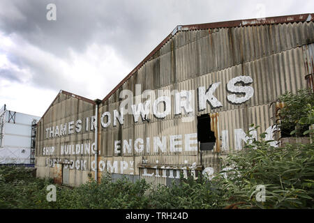 Thames Iron Works, Riverside à l'abandon de la réparation et de l'entrepôt en cale sèche sur la Tamise à Canning Town, Londres. Aujourd'hui entouré de réaménagement. Banque D'Images