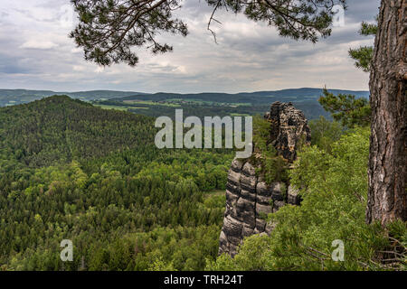 Vue panoramique sur schrammstein rochers dans la Suisse saxonne, Allemagne Banque D'Images