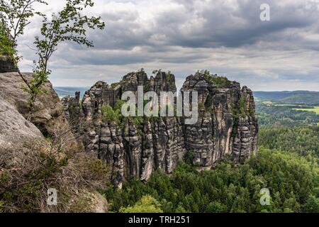 Vue panoramique sur schrammstein rochers dans la Suisse saxonne, Allemagne Banque D'Images