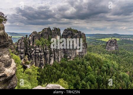 Vue panoramique sur schrammstein rochers dans la Suisse saxonne, Allemagne Banque D'Images