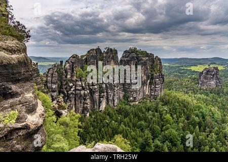 Vue panoramique sur schrammstein rochers dans la Suisse saxonne, Allemagne Banque D'Images