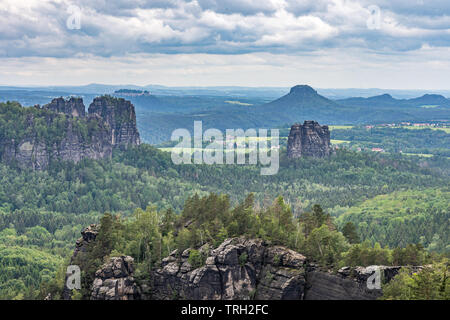 Vue panoramique sur schrammsteine et paysage en Suisse saxonne sur sentier de grande randonnée en Allemagne Banque D'Images