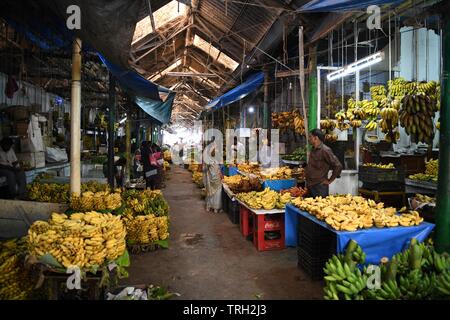 Les vendeurs de bananes à Devaraja Market à Mysore, Inde Banque D'Images