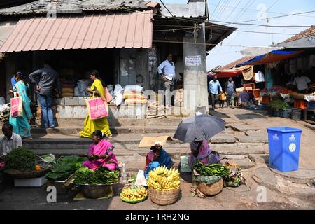 Les vendeurs de bananes à Devaraja Market à Mysore, Inde Banque D'Images