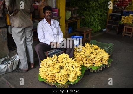 Les vendeurs de bananes à Devaraja Market à Mysore, Inde Banque D'Images