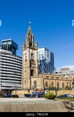 L'église de Notre-Dame et Saint Nicolas, l'église paroissiale anglicane de Liverpool, à la jonction de St Nicolas Place et George's Dock Gates, Banque D'Images