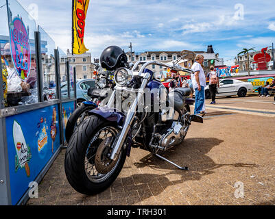 Classic Harley Davidson motorcycles stationné jusqu'à l'extérieur d'un restaurant de style américain dans le centre-ville de Great Yarmouth, Norfolk Banque D'Images