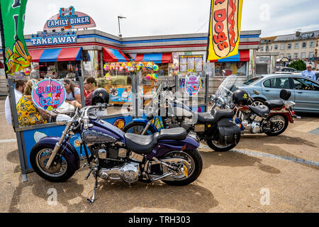 Classic Harley Davidson motorcycles stationné jusqu'à l'extérieur d'un restaurant de style américain dans le centre-ville de Great Yarmouth, Norfolk Banque D'Images